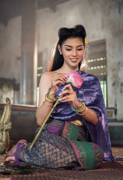 Chica tailandesa haciendo flor de loto en templo —  Fotos de Stock