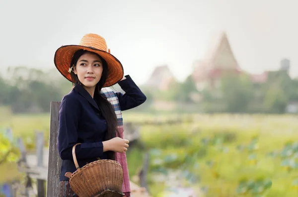 Thaise lokale vrouw die werkt — Stockfoto