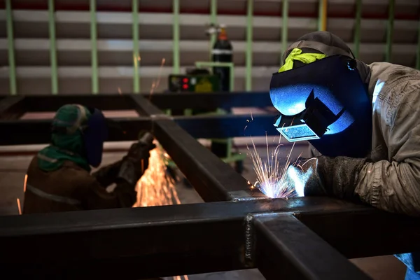 Arbeiter mit Schutzmaske schweißt Metall — Stockfoto