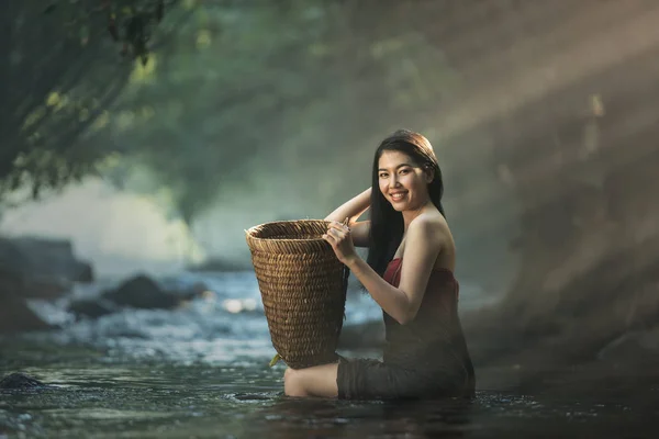 Asiatiska sexig kvinna som badade i cascade, Thailand — Stockfoto