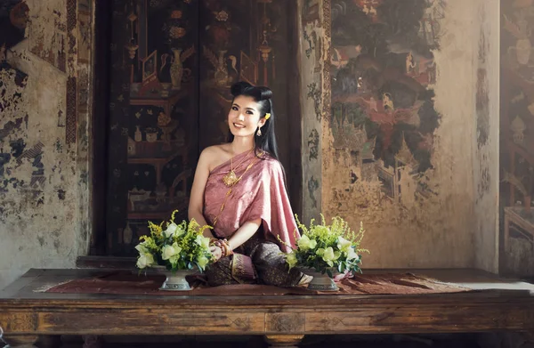 전통적인 드레스 의상에서 아름 다운 태국 소녀 — 스톡 사진