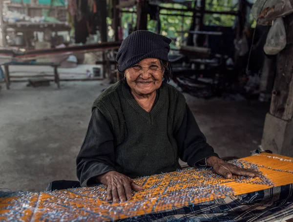 Yaşlı Kadınlar Tayland Ipeği Dokuma Prosedürünü Gösteriyor — Stok fotoğraf