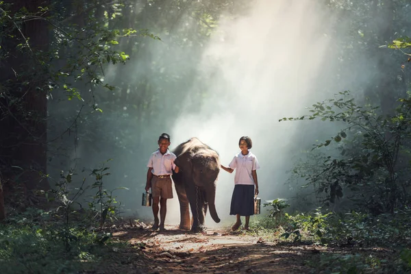 Студент, мальчик и девочка, деревня в Таиланде — стоковое фото