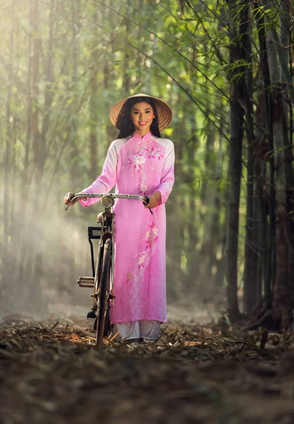 Potret gadis Vietnam Gaun tradisional dengan sepeda — Stok Foto