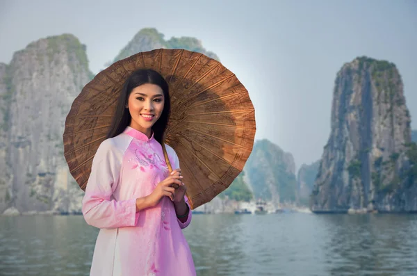 Porträtt av vietnamesisk flicka traditionell klädsel på Halongbay, Vietnam — Stockfoto