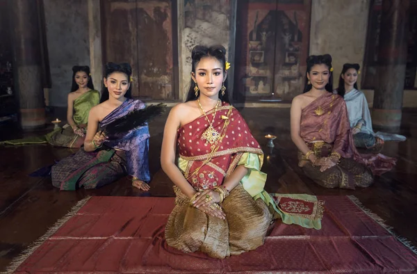 Vacker thailändsk flicka i thailändsk traditionell kostym — Stockfoto