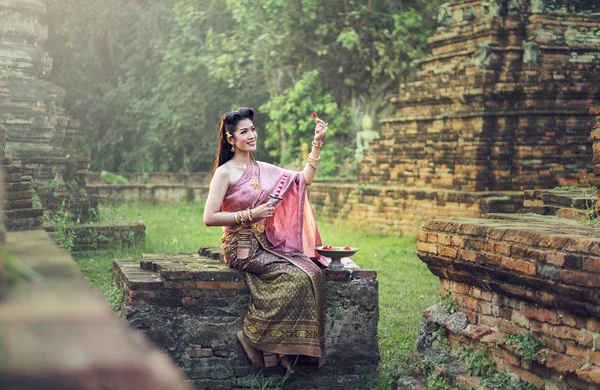 Vackra thailändsk flicka i traditionell klädsel kostym — Stockfoto