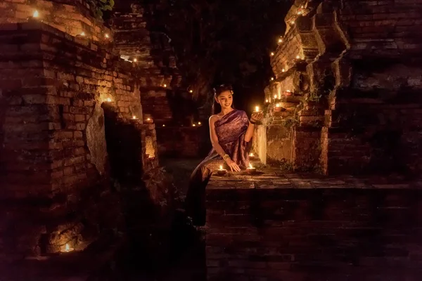 Mooie Thaise meisje in Thaise traditionele kostuum met kaars in de nacht — Stockfoto