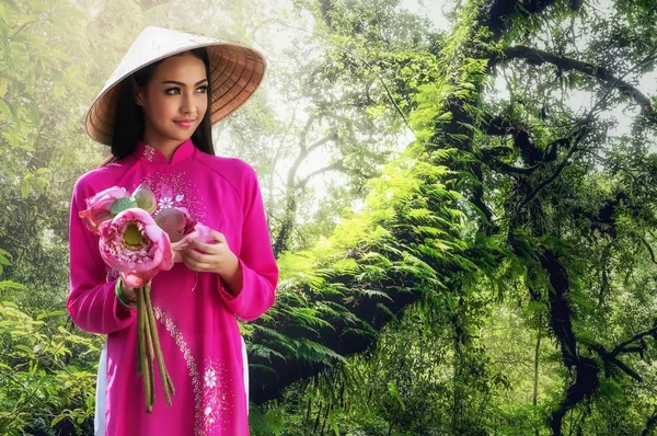 Retrato de una joven sonriente con el pelo largo usando un vestido tradicional de Vietnam —  Fotos de Stock