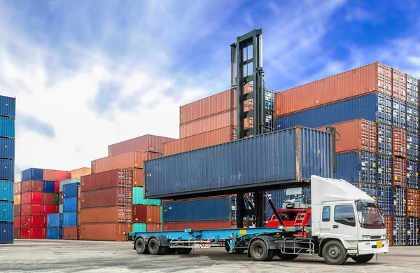 Containers op de dokken met vrachtwagen — Stockfoto