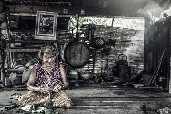 Portret Starszej Kobiety Domu Styl Życia Azjatyckiej Staruszki — Zdjęcie stockowe