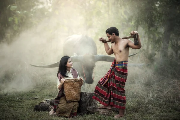 Burmesiska kvinna innehar traditionella röda paraply och promenader på U Bein Bridge — Stockfoto