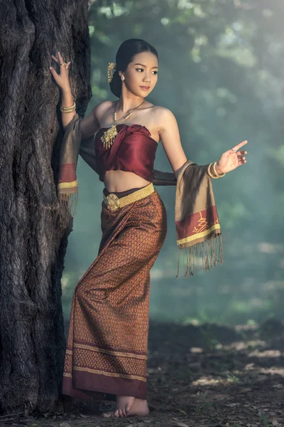 Belle fille thaïlandaise en costume traditionnel thaïlandais — Photo