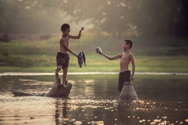 アジアの少年の川での釣り. — ストック写真