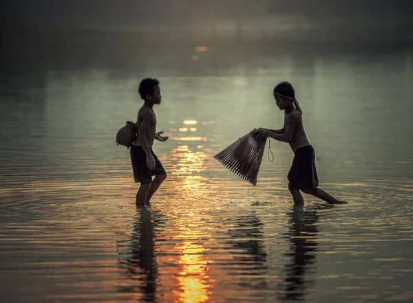 Asiático chico pesca en un río . — Foto de Stock