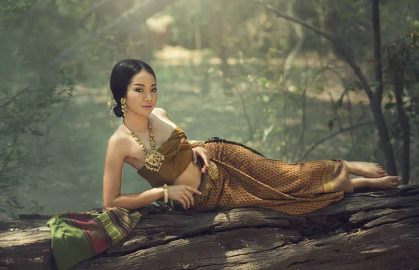 美しいですタイの女の子でタイの伝統衣装 — ストック写真