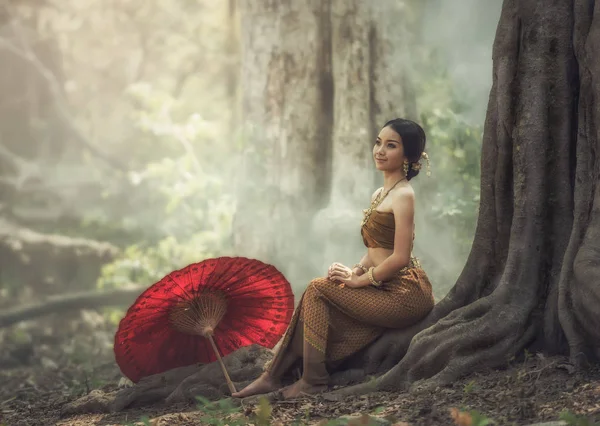 Красивая тайская девушка в тайском традиционном костюме — стоковое фото