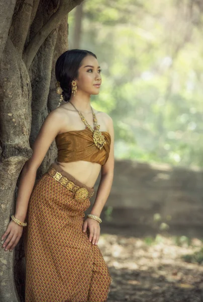 Menina tailandesa bonita em traje tradicional tailandês — Fotografia de Stock