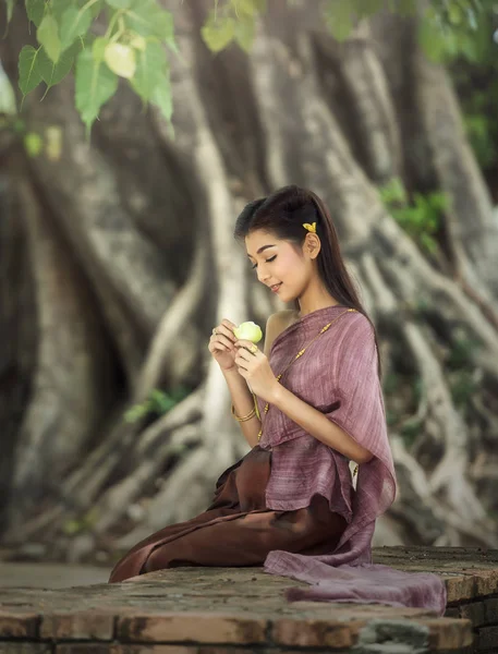 Mujer vestida con la típica cultura tailandesa de identidad de Tailandia —  Fotos de Stock