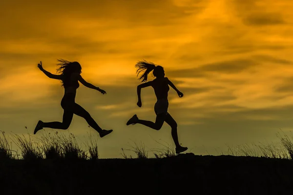 Atleta corredor correndo em trilha. mulher fitness jogging conceito de bem-estar treino . — Fotografia de Stock