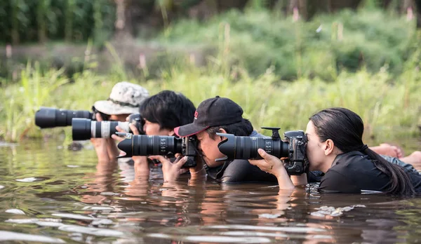 Isto está por trás da cena do grupo de fotógrafos a fazer fotos no rio Mekong de manhã. — Fotografia de Stock