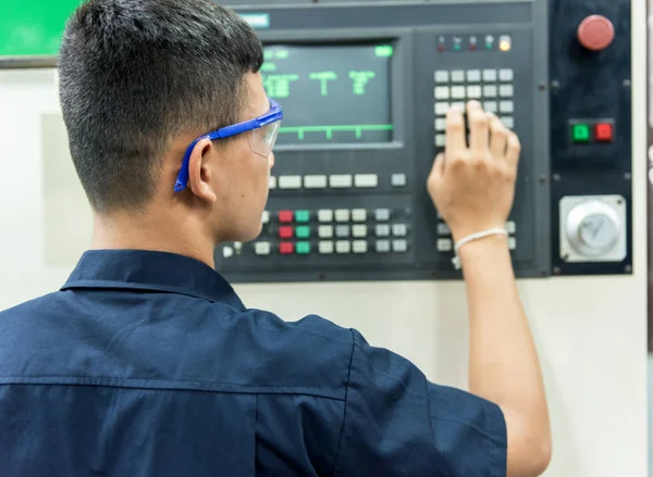 CNC operatörü, mekanik teknisyeni işçi — Stok fotoğraf