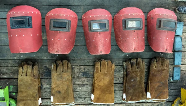 Máscara de seguridad de soldadura en fábrica de taller — Foto de Stock