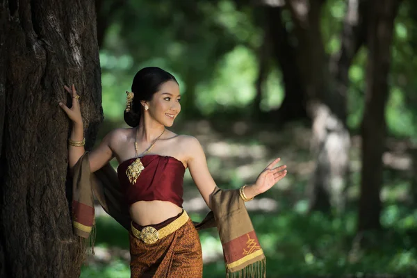 Femmes thaïlandaises bienvenue avec costume thaïlandais traditionnel — Photo