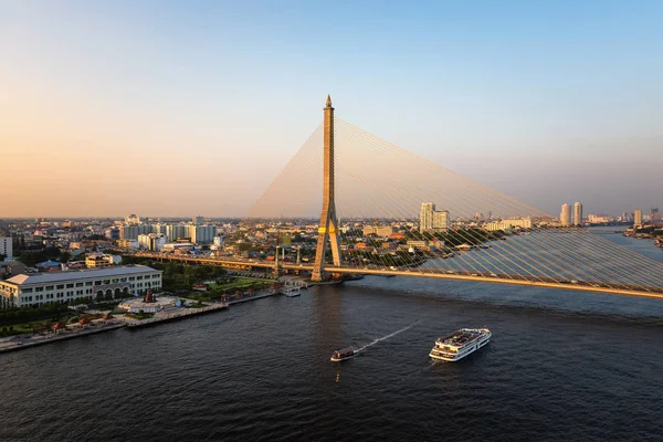 A Ponte Rama VIII é uma ponte que atravessa o rio Chao Phraya. — Fotografia de Stock