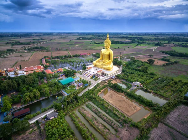 Grande statua di buddha dorata nel tempio della Thailandia / Wat Maung, Provincia di Angthong, Thailandia . — Foto Stock