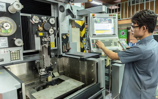 Travailleur travaillant avec une machine CNC à l'atelier — Photo