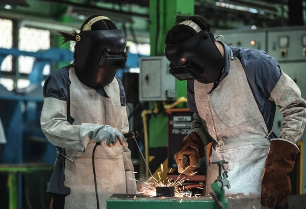 Soldador industrial en taller de fábrica — Foto de Stock