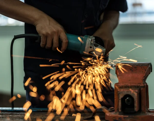 Elektrické broušení kol na ocelové konstrukci v továrně — Stock fotografie