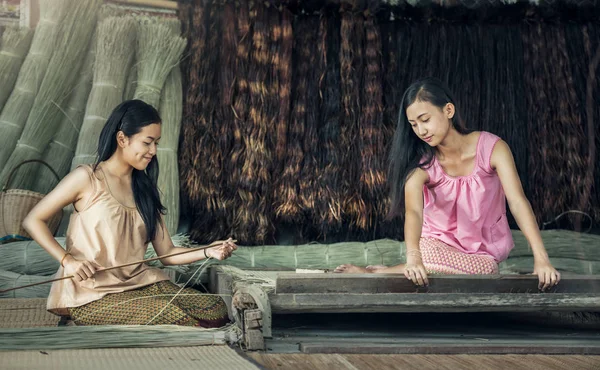 Thai girls working textiles with the papyrus the mat. — Stock Photo, Image