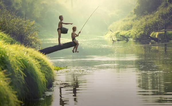 Ragazzo pesca al fiume — Foto Stock