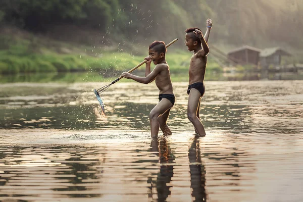 Ragazzo di pesca nel fiume — Foto Stock