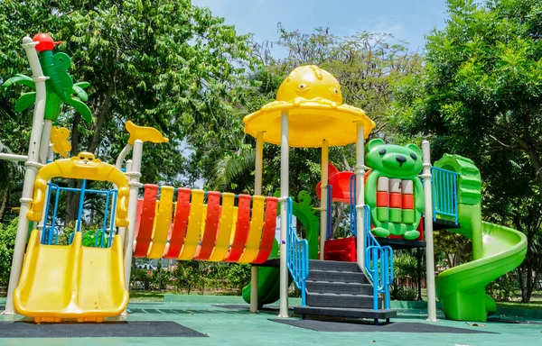 Bunter Spielplatz auf Hof im Park — Stockfoto