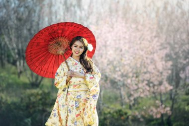 Geleneksel Japon kimonosu giyen Asyalı kadın.