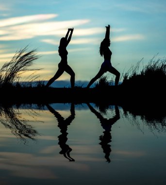 Gün batımında Yoga poz pratik kadın
