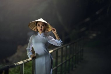 Vietnam kültür geleneksel güzel kadınla