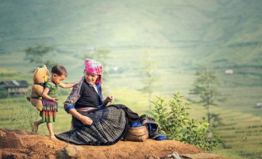 Aile kabile anne ve kızı pirinç terasları, Tu Le Lao Cai, Vietnam