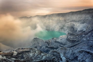 Ijen'de yanardağ krateri. Java. Endonezya.