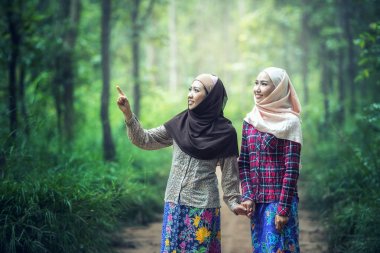 Güzel islam öğrenci kız ayakta 