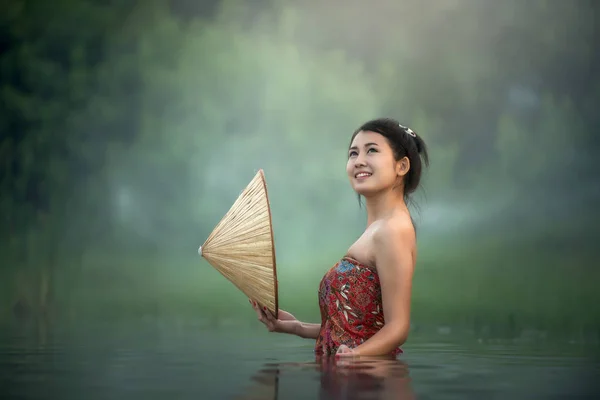 Тайская женщина купается в реке — стоковое фото