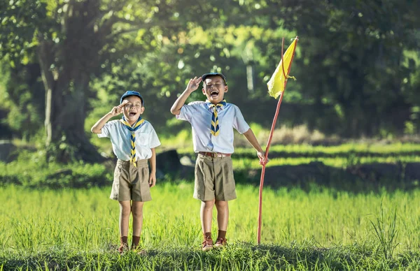 Boy scout maken een eed — Stockfoto