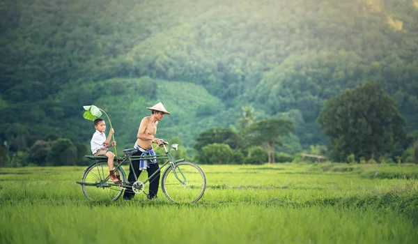 Familia de motociclistas padre e hijo — Foto de Stock