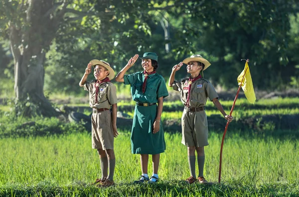 Boy scout maken een eed — Stockfoto