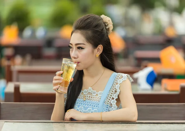 Kobieta, picia piwa na café. Piękna młoda Azjatka — Zdjęcie stockowe