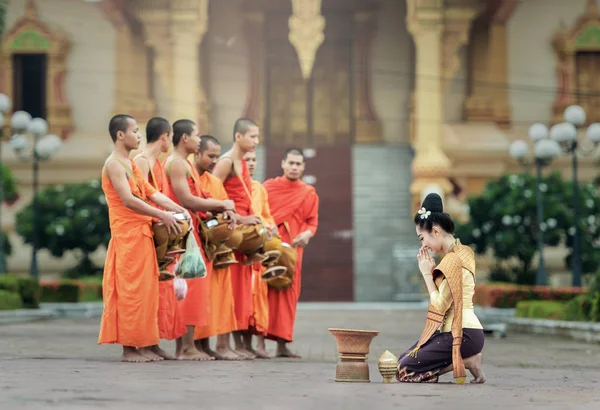 Люди приносят пищу буддийским монахам — стоковое фото