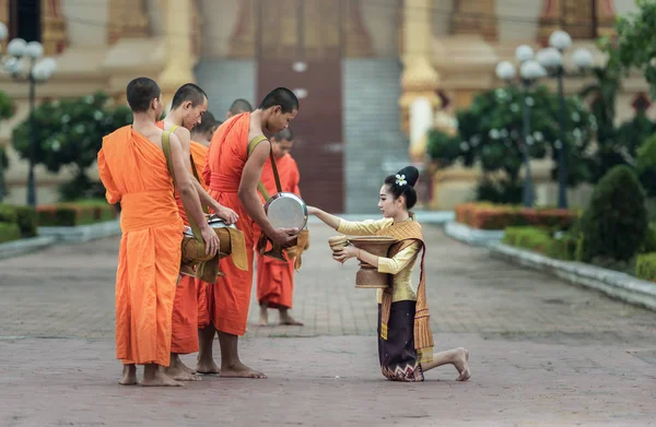 Menschen spenden Opfergaben an buddhistische Mönche — Stockfoto